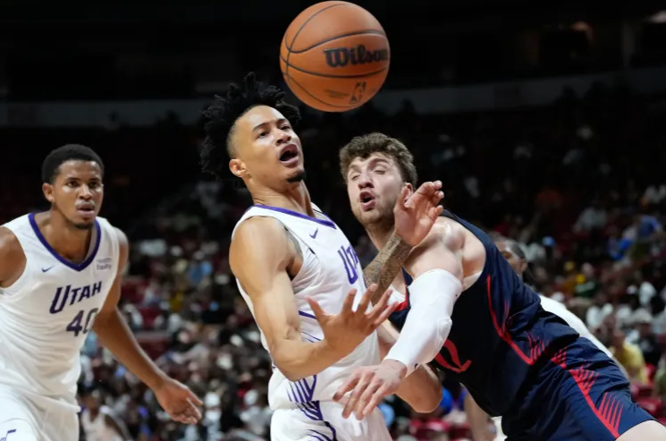 犹他爵士队后卫特雷·亚历山大在NBA夏季联赛中被担架抬出场外