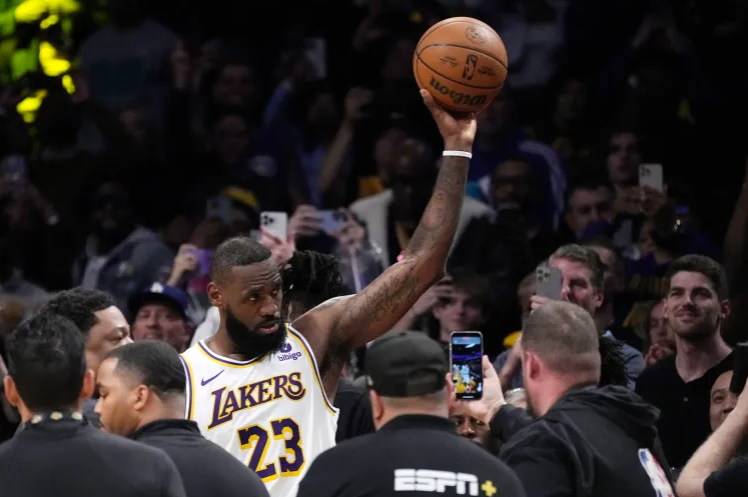 勒布朗·詹姆斯成为NBA首位得分突破40000分的球员