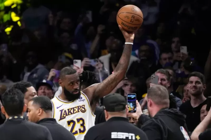 勒布朗·詹姆斯成为NBA首位得分突破40000分的球员