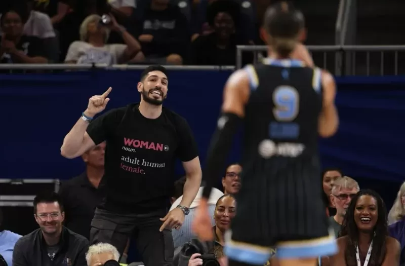 前NBA球员埃内斯·坎特与WNBA球员克劳德发生冲突后被驱逐出场