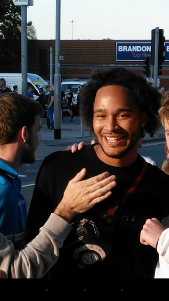 伊兹·布朗（Izzy Brown）照片
